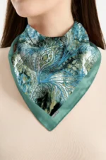 Tavuskuşu Işıltısı Desenli Bandana Fular - Görsel 2