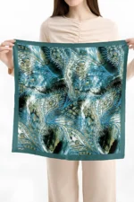 Tavuskuşu Işıltısı Desenli Bandana Fular - Görsel 3