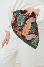 Uçuşan Tüyler Desenli Bandana Fular - Görsel 3