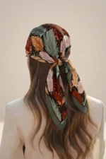 Uçuşan Tüyler Desenli Bandana Fular - Görsel 2