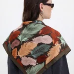 Uçuşan Tüyler Desenli Bandana Fular