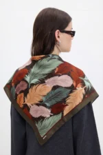 Uçuşan Tüyler Desenli Bandana Fular