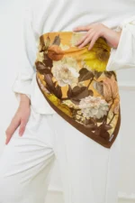 Gün Işığı Bahçesi Desenli Bandana Fular - Görsel 3