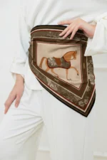 Atlı Asalet Desenli Bandana Fular - Görsel 3