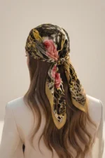 Altın İzli Gül Desenli Bandana Fular - Görsel 3