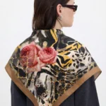 Altın İzli Gül Desenli Bandana Fular