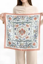 Nakkaş Bahçesi Desenli Bandana Fular - Görsel 3