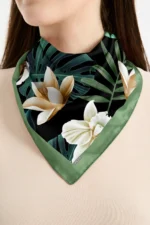 Fildişi Çiçeği Desenli Bandana Fular - Görsel 2
